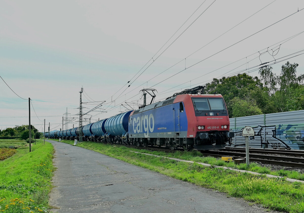 In Alfter kommt aus Richtung Bonn die SBBC 482 010 mit einem Kesselwagenzug gen Köln gefahren am Freitag den 23.9.2022