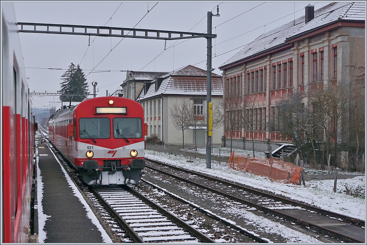 In Alle kreuzt unser Zug nach Bonfol den Gengenzug nach Porrentury, was einige Zeit in Anspruch nimmt, da der Bahnhof von Alle über Handweichen verfügt.
11. Jan. 2019