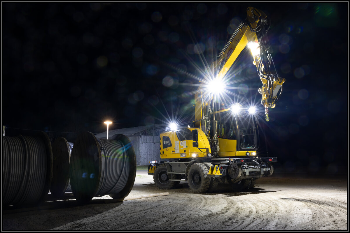 In allen Bereichen rund um die Infrastruktur der GKB wird derzeit eifrig gearbeitet. 
Am späten Abend des 29.März 2022 macht sich ein Zweiwegebagger der Firma DPB in der Halte und Ladestelle Bad Schwanberg bereit wieder einige Meter Kabel in der Nachtschicht zu verlegen. 