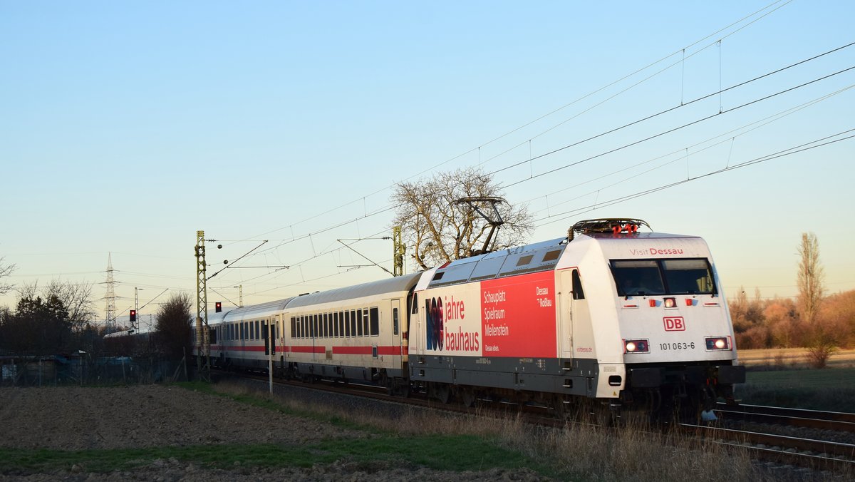 In den allerletzen Sonnenstrahlen des Tages zieht 101 063  100 Jahre Bauhaus  den IC2217 nach Stuttgart Hbf mit ca 20 Minuten Verspätung südlich von Mainz Laubenheim entlang der Weinhänge. Aufgenommen am 24.2.2019 17:21