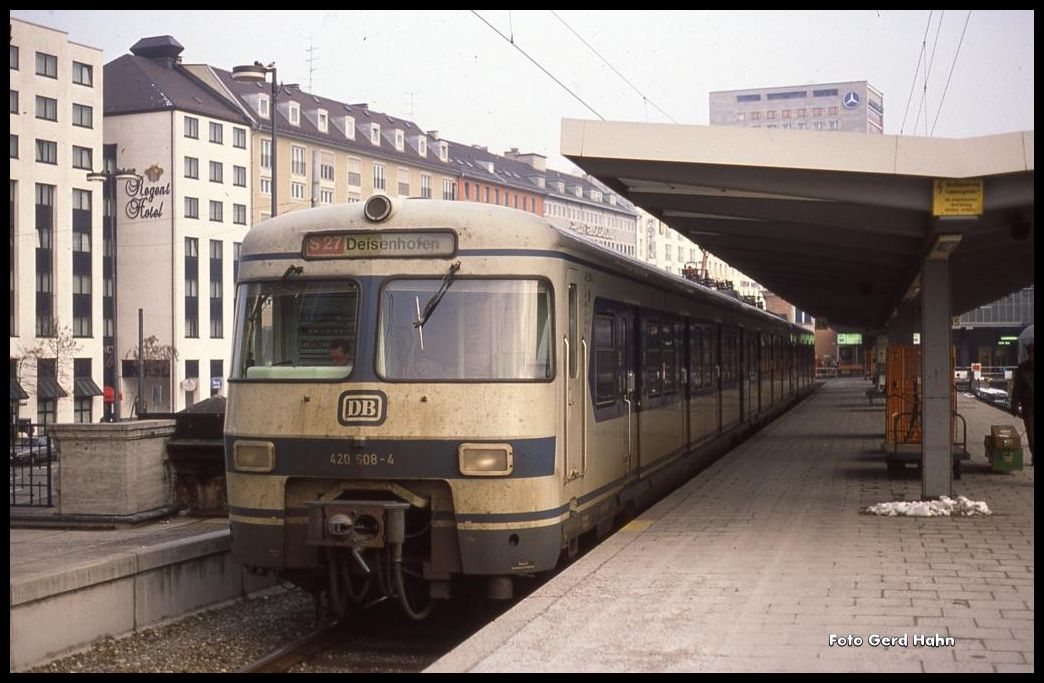 In den alten Münchener Farben steht 420508 am 28.1.1991 um 15.21 Uhr abfahrbereit auf Gleis 36 des HBF München.