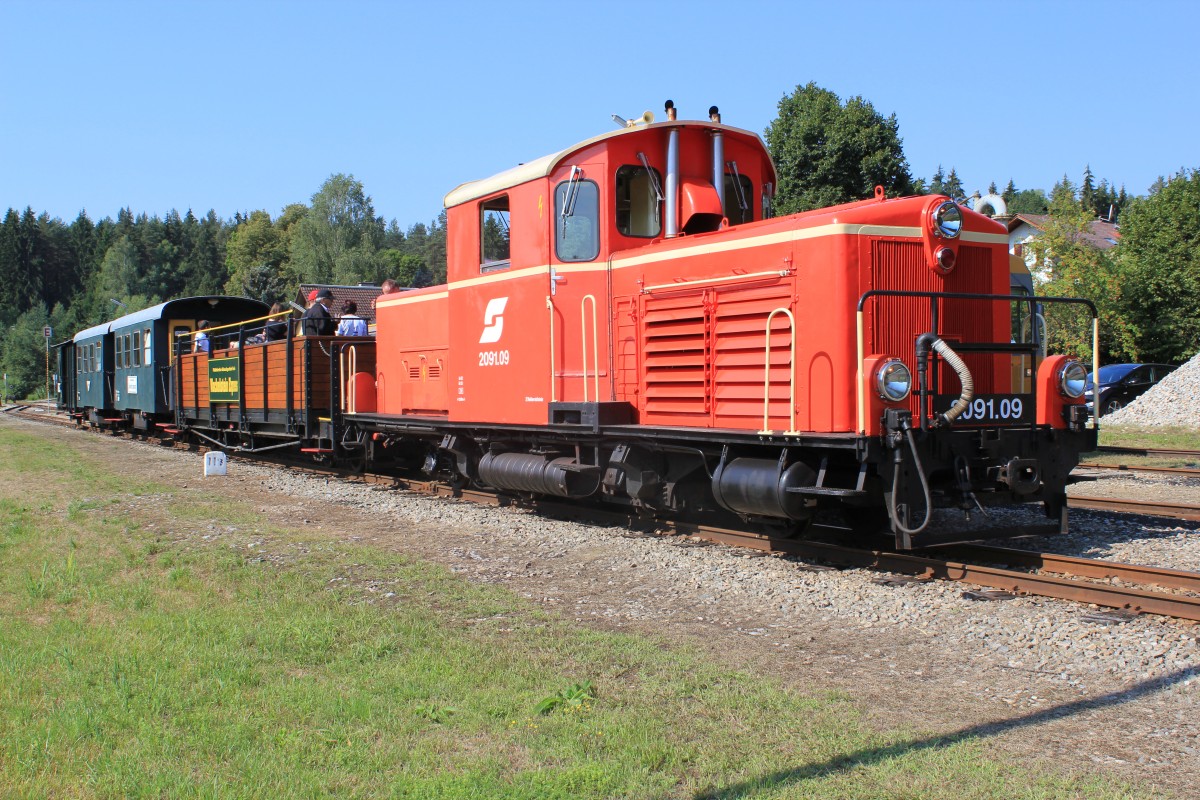 In Altnagelberg wartet der Wackelsteinexpress auf die Ankunft des Zuges aus Gmünd. Ein paar Minuten bleiben den Gästen Zeit umzusteigen bevor der Wackelsteinexpress sich in Bewegung setzt nach Heidenreichstein,August 2015
