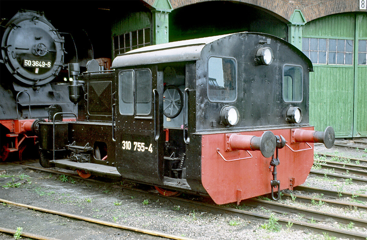 In der am Aufnahmetag 23.06.19992 noch  existierenden  ESt. Strassfurt des Bw. Güsten stand vor dem Lokschuppen die Kleinlok der LG II 310 755.
