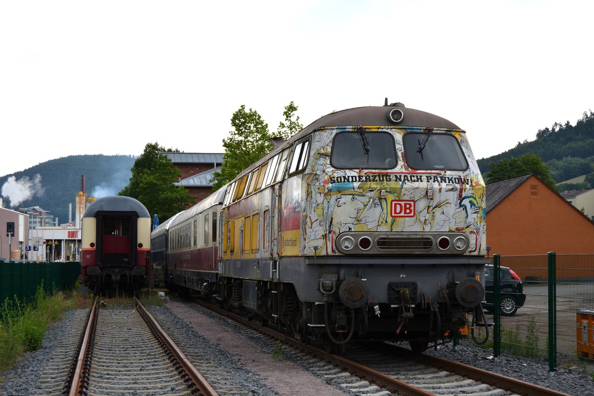 In Amorbach steht die 218 212-9 mit Udo Lindenberg Beklebung auf einem gekappten Gleis abgestellt. In den Wagen hinter der Lok kann man übernachten.

Amorbach 19.06.2016