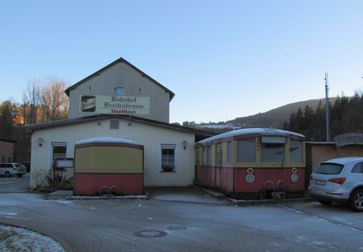 In den Anbau des ehem. Empfangsgebäudes vom Bahnhof Breitenbrunn im Erzgebirge wurde dieser Berliner S-Bahn-Wagen integriert; 05.12.2016