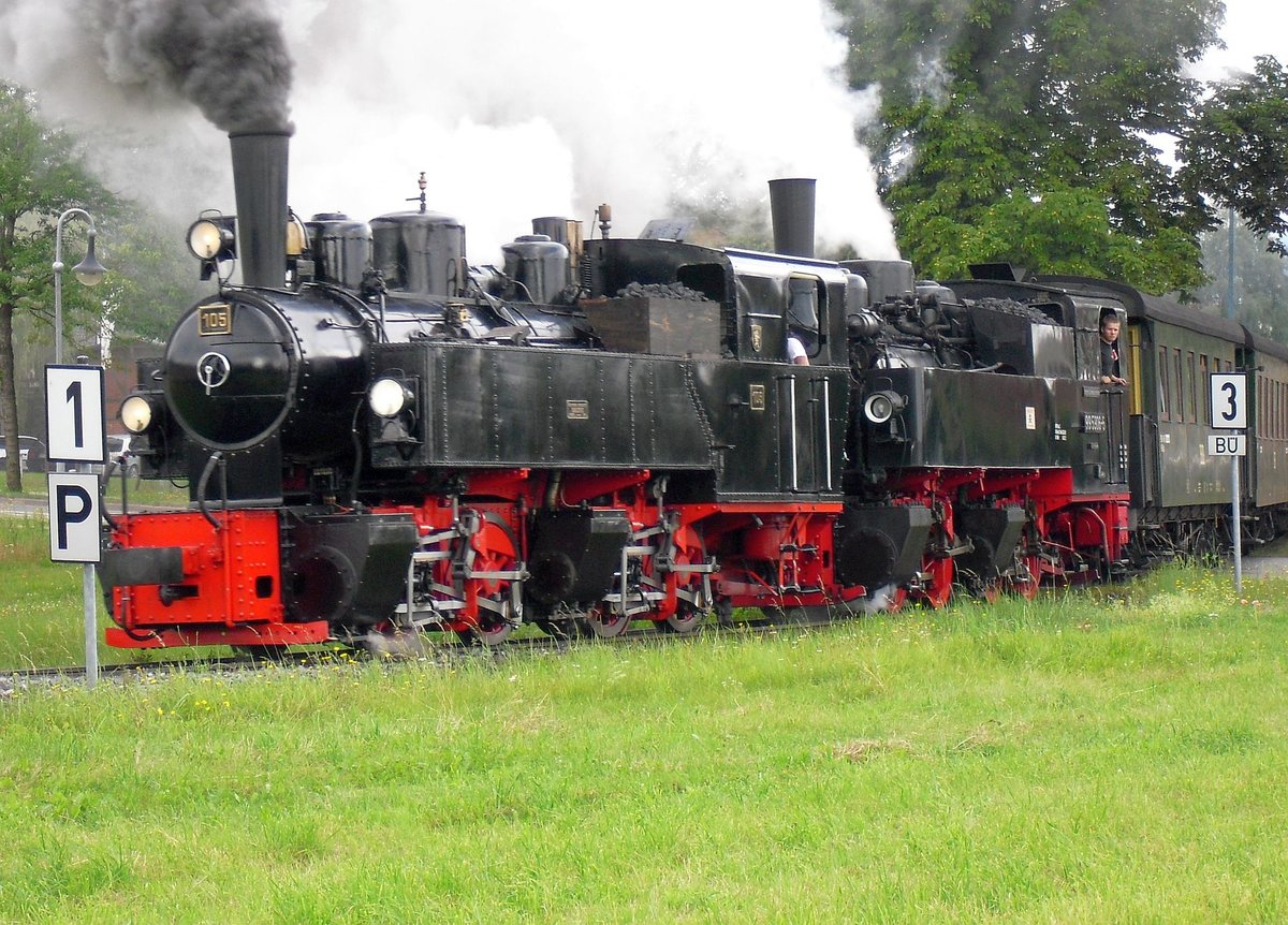 In Anbetracht der Tatsache, das die schweizerische Museumsbahn Blonay-Chamby ein rundes Jubiläum zu feiern hat und die IG HSB am 07.07.18 mit einer Sonderfahrt das 100.Jubiläum der 99 5906 begehen will,greife ich mal 6 Jahre zurück in die elektronische Schatztruhe und stelle mal ein paar Fotos vom 11.08.2012 ein, die einmal die 105 aus der Schweiz mit ihrer Schwester  99 5906 zusammen bei einer Sonderfahrt von Quedlinburg nach Hasselfelde und zurück zeigen. 
Anläßlich des Jubeljahres im Harz 2012 war es möglich geworden, die 105 ein zweites Mal in den Harz zuholen,was dazumalen viele Fans begeisterte.Heute sind wir froh, das nach längere Pause die ex.NWE 41 wieder auf Strecke kann....
Auf dem Bild geht es mit viel Schwung aus dem Bahnhof Gernrode in die erste Steigung Richtung Ostergrund. 
