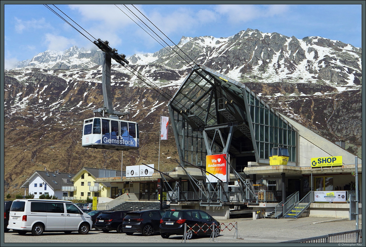 In Andermatt startet die Seilbahn auf dem Gemsstock, der ein beliebtes Skigebiet ist. Hier ist die Talstation in Andermatt mit einer einfahrenden Gondel zu sehen. (21.04.2022)
