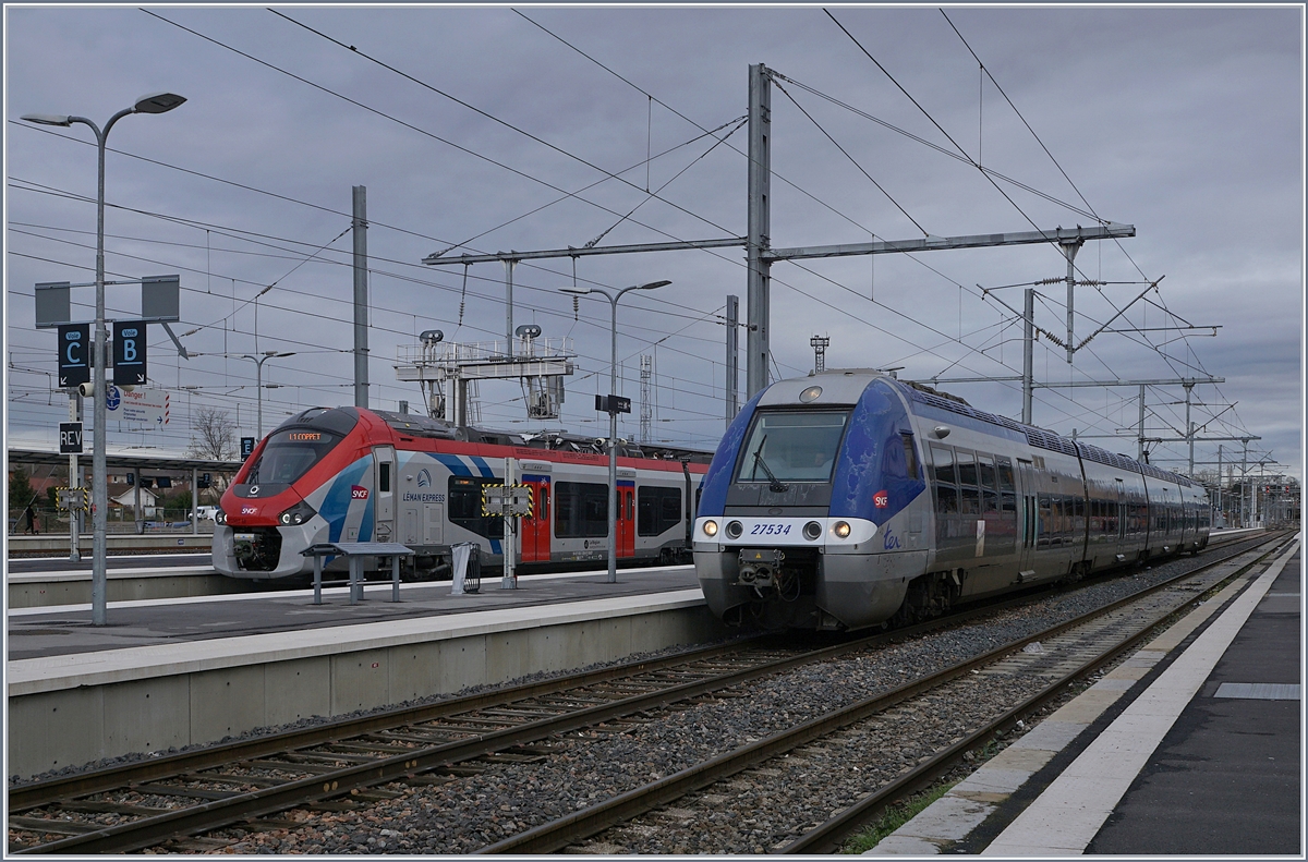 In Annemasse steht auf Gleis B der Z 27534/33 als Leermaterialzug und daneben auf Gleis C der SNCF Alstom Coradia Polyvalent Léman Express Z 31507 M. Trotz Streik bot Annemasse pro Stunde drei ein- und ausfahrende Züge (Léman Express von und nach Genève) sowie über den Tag verteilt vereinzelte weitere Züge und dürfte damit Frankreichweit an diesem Sonntag zu den meist frequentierten Bahnhöfen gehört haben.  

Im Normalbetrieb werden die z.T nur zweistündlich verkehrenden Léman Expresszüge nach Evian und St-Gervais teilweise durch im gleichen Takt laufende SNCF TER ergänzt, in der Regel Z27500, die jedoch durch bereits zehn bestellte  Alstom Coradia Polyvalent  Régiolis  ersetzt werden sollen.

15. Dezember 2019