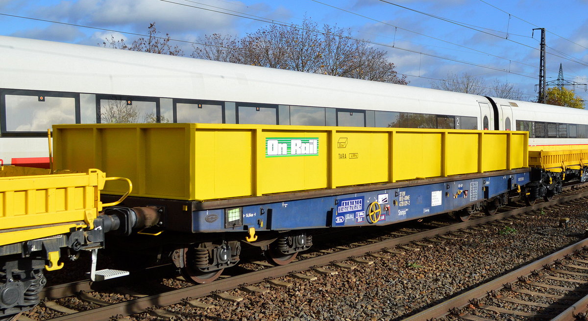 In dieser Art auch noch nicht gesehen, ein Drehgestell-Flachwagen mit Seitenborden als Aufsatz wie einen offener Güterwagen vom Einsteller On Rail GmbH mit der Nr. 37 RIV 80 D-ORME 4728 029-2 Smmps 071-1? in einem Zug Drehgestell-Flachwagen am 05.11.20 Bf. Saarmund. 