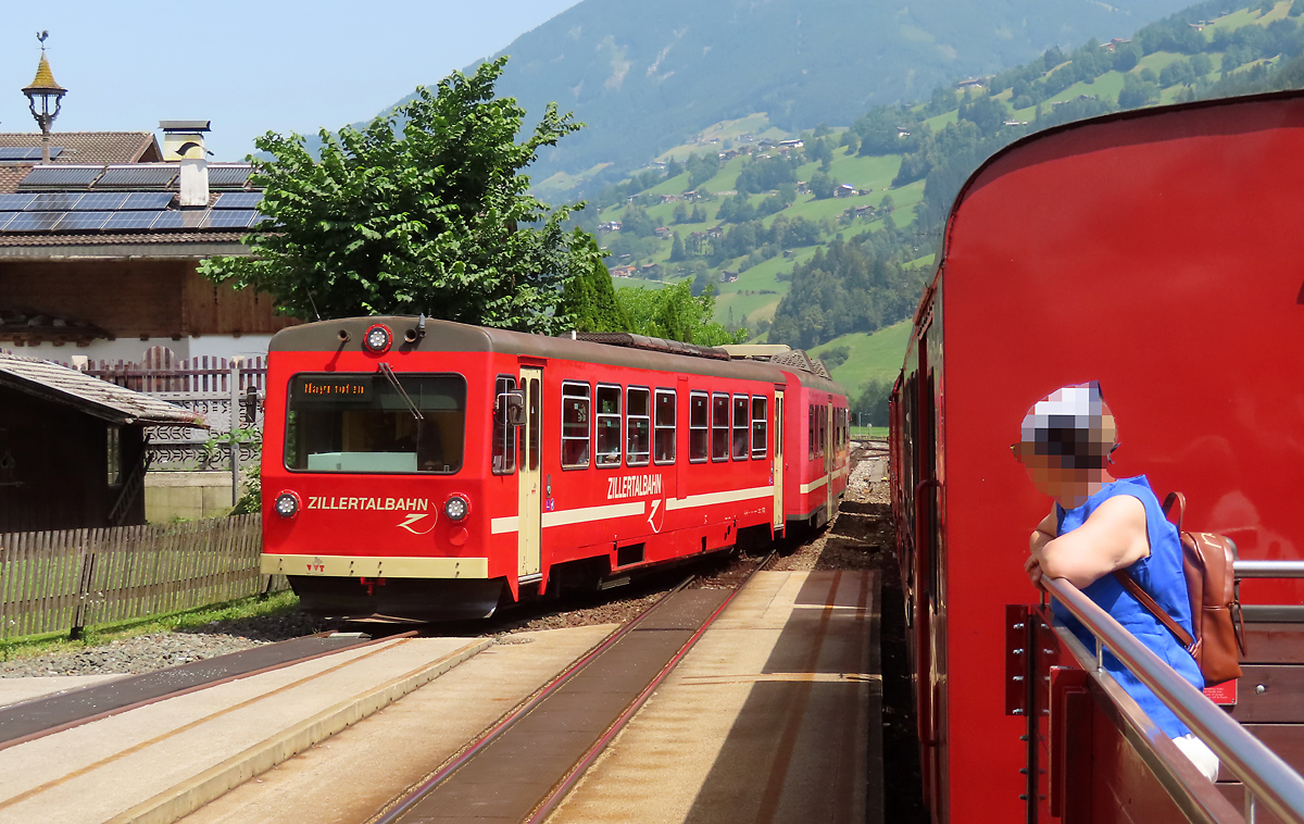 In Aschau i.Z. beobachten wir vom offenen Aussichtswagen des Dampfzuges aus die Einfahrt des Regionalzuges nach Mayrhofen. Aschau i.Z., 21.6.2023
