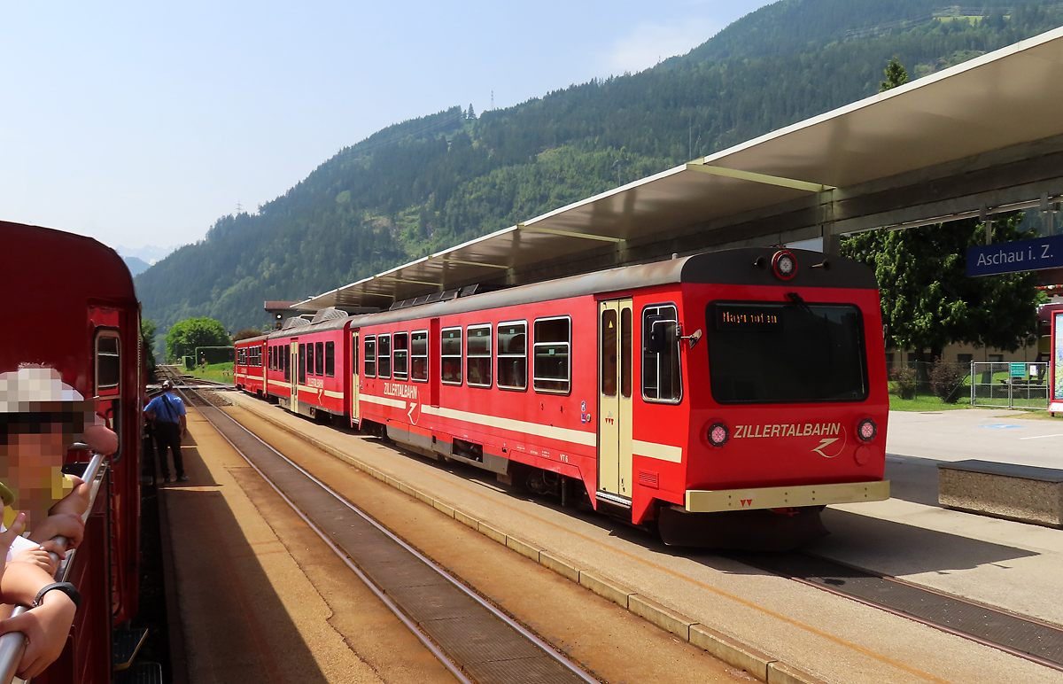 In Aschau i.Z. überholt der Regionalzug nach Mayrhofen den Dampfzug mit dem offenen Aussichtswagen. Aschau i.Z., 21.6.2023