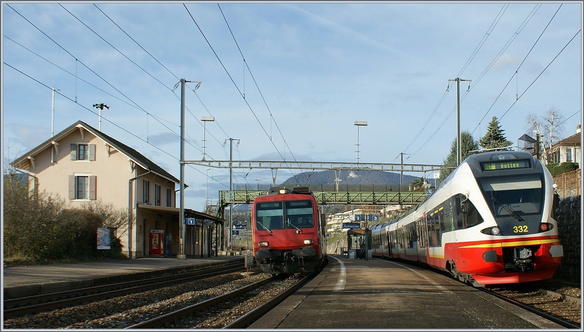 In Auvernier treffen sich der SBB Regionalzug nach Neuchâtel und jener der der RVT nach Buttes.  