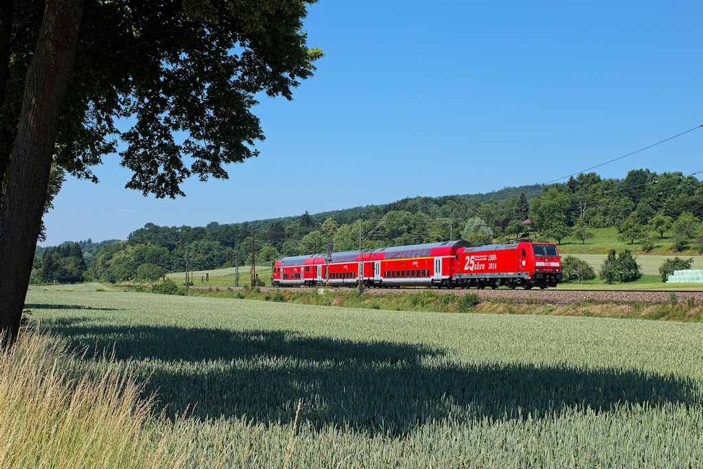 In Baden-Württemberg sind einige Werbe-146 unterwegs. Am 2.7.2015 war am IRE 4247 die 146 222, hier etwas verspätet bei Ebersbach