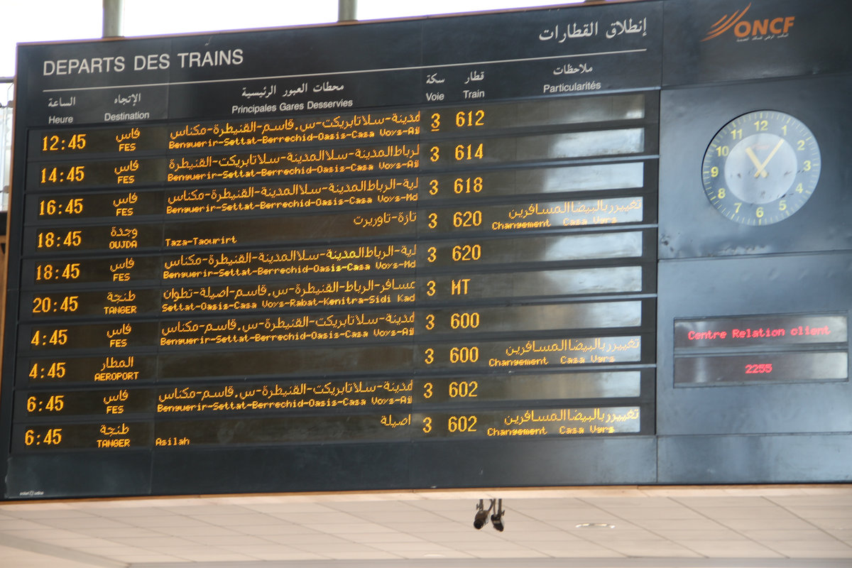 In der Bahnhofshalle im Bahnhof von Marrakesch am 23.02.17. Tafel in arabisch und lateinisch.