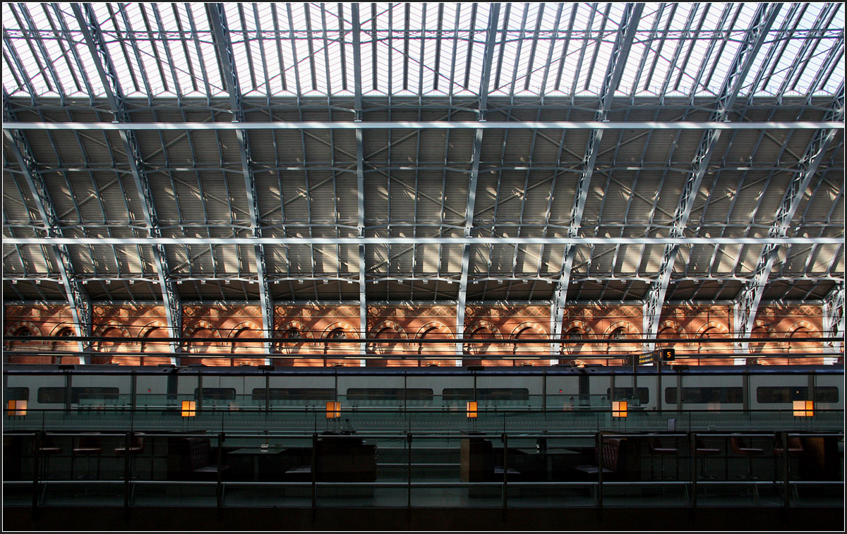 In der Bahnhofshalle -

Impression der großen Halle im Londoner Bahnhof St. Pancras International.

28.06.2015 (Matthias)