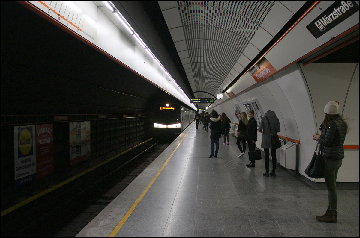 In der Bahnsteigröhre -

Der U-Bahnhof Schweglerstraße wurde in Neu Österreichischer Tunnelbauweise (NÖT) unter der Bebauung aufgefahren. Die Bahnsteig sind nach Fahrtrichtung getrennt in einzelnen Röhren. Die Architektur stellt eine Weiterentwicklung jener der ersten Ausbaustufe der Wiener U-Bahn dar. Bis auf die Station Volkstheater wurde alle U-Bahnhöfe der U3 in diesem Design gestaltet, jeweils angepasst an die Rohbauform.

10.10.2016 (M)