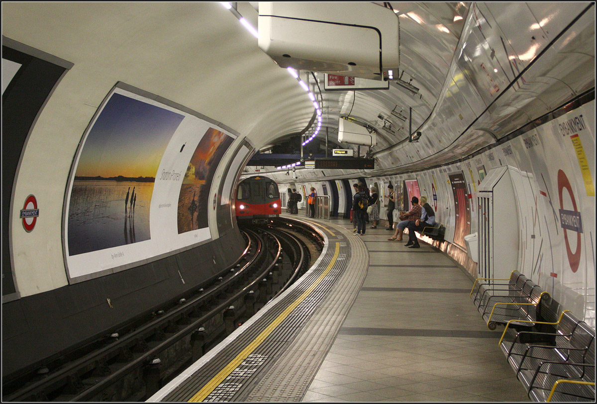 In die Bahnsteigröhre geschaut -

Northbound Platform der Northern Line der Station Embankment. Hier kann zu den Circle, District und Bakerloo Lines umgestiegen werden. Die Station der Northern Line ging 1914 in Betrieb. 1926 wurde diese Linie unter der Themse hindurch nach Kennington verlängert.

27.06.2015 (M)