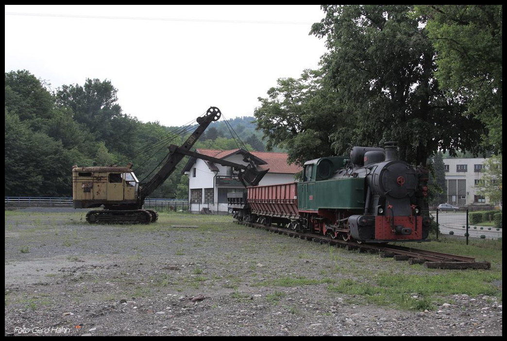 In Banovici wurde, hier am 23.5.2017 im Bild fest gehalten, eine schmalspurige Dampflok mit diversen Güterwagen und ein Löffelbagger als Denkmal vor dem Verwaltungsgebäude aufgestellt.