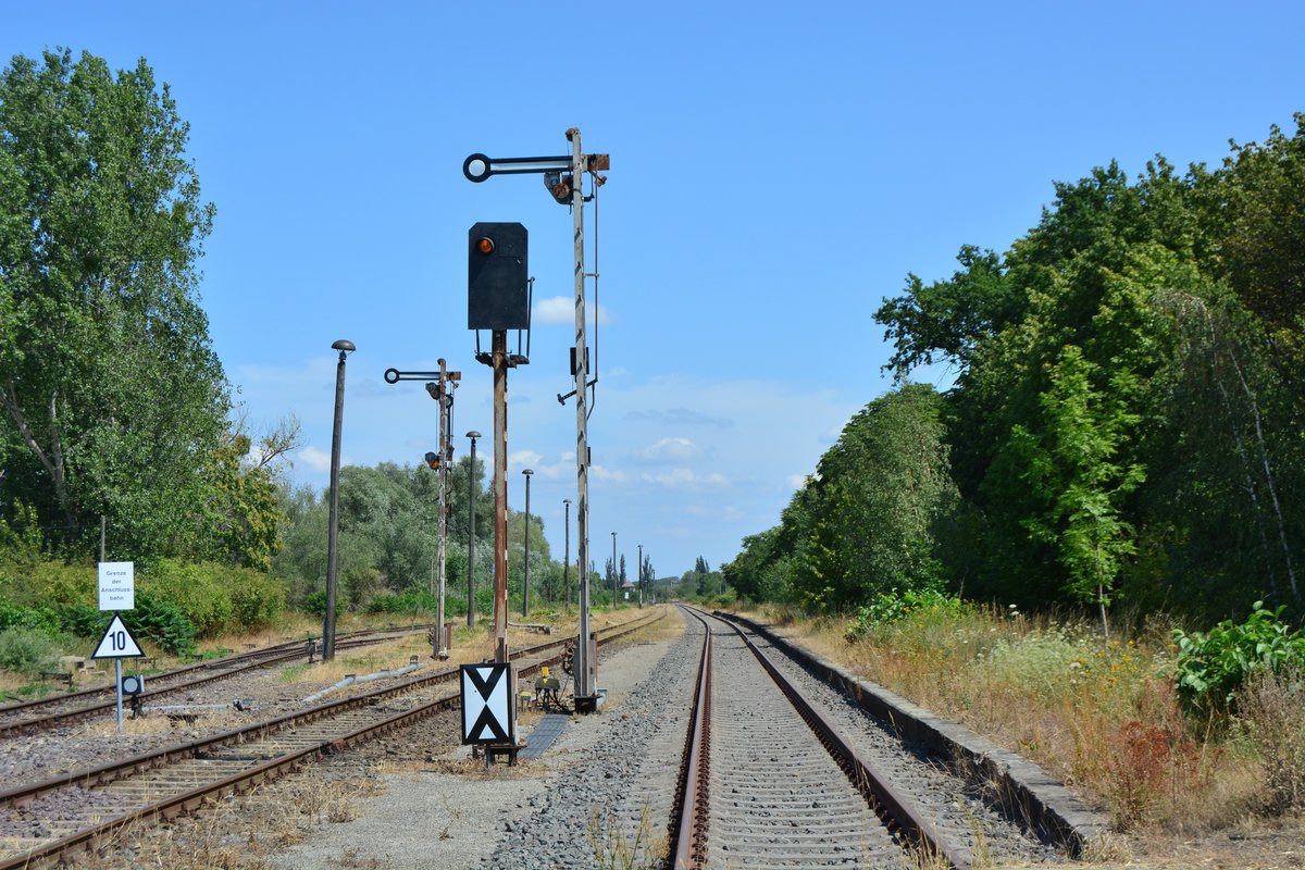 In Barby zeugen heute noch die vielen Gleise von der einstigen Bedeutung des Bahnhofes und der Strecke. Seit der Stilllegung des Abschnitts Güterglück - Barby 2004 wird nur noch der Anschluss Cargill in Barby bei Bedarf bedient. Das Stellwerk in Barby wird nur für die Übergabe besetzt.

Barby 27.07.2019