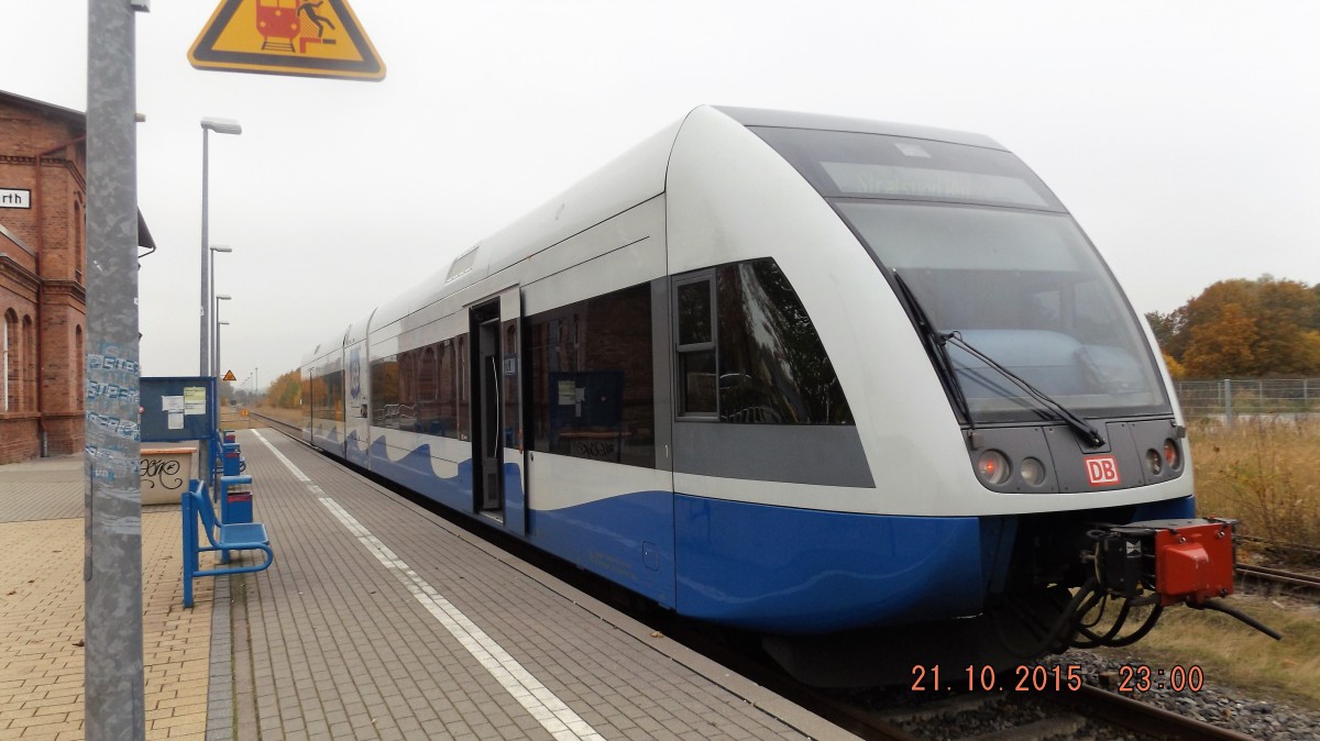 In Barth wartet 646 109-8 auf abfahrt nach Stralsund am 22.10.2015