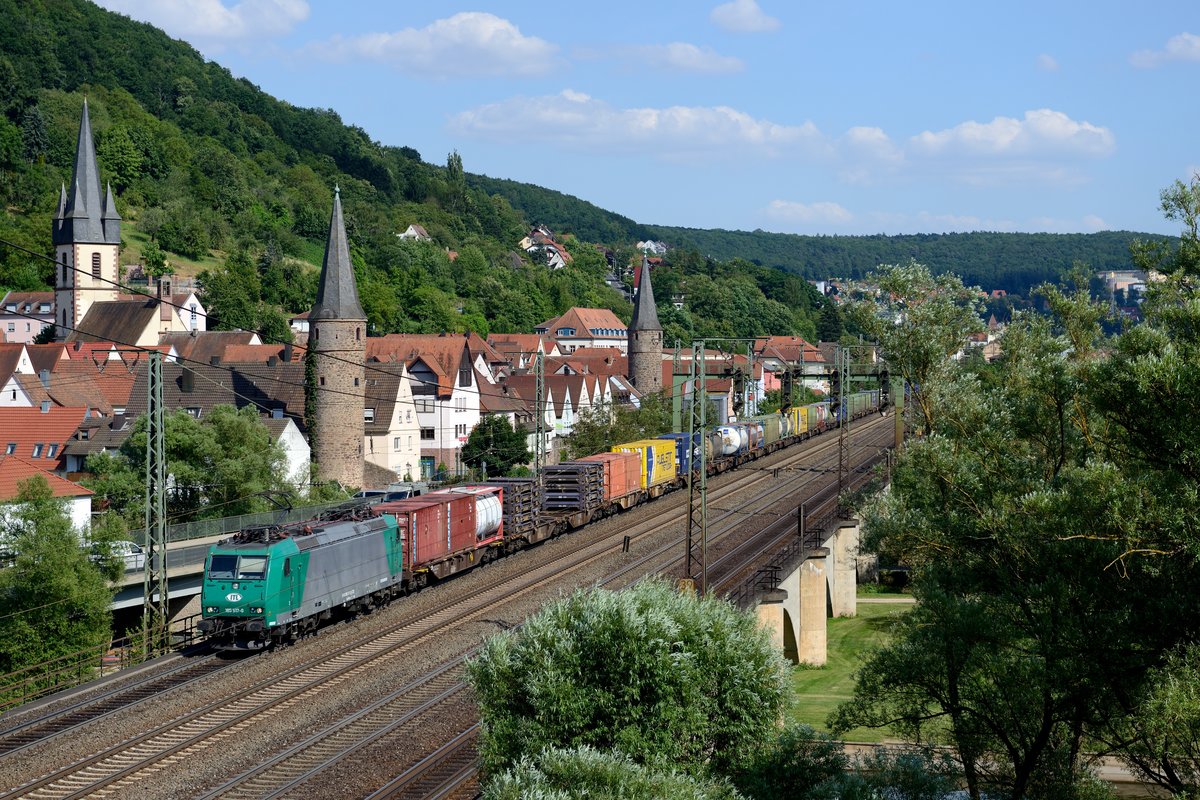 In Bayern eher selten zu sehen sind Fahrzeuge des ostdeutschen EVU ITL. Am 19. Juli 2013 konnte die 185 517 mit einem Containerzug bei Gemünden abgelichtet werden.