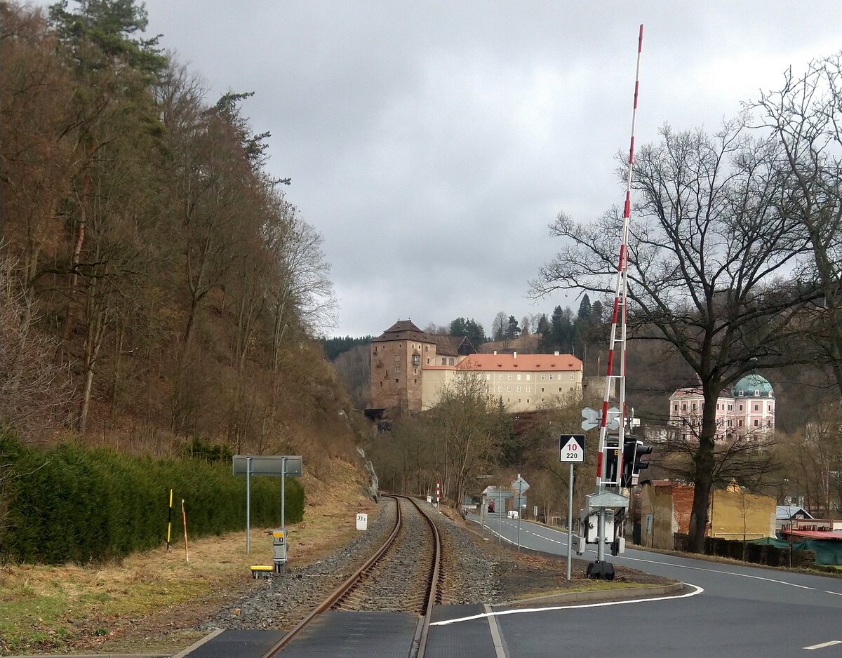 in Bečov nad Teplou, vom BÜ aus ein kurzer Schnappschuß auf die Strecke Richtung
Karlovy Vary. 15.02.2024 10:43 Uhr