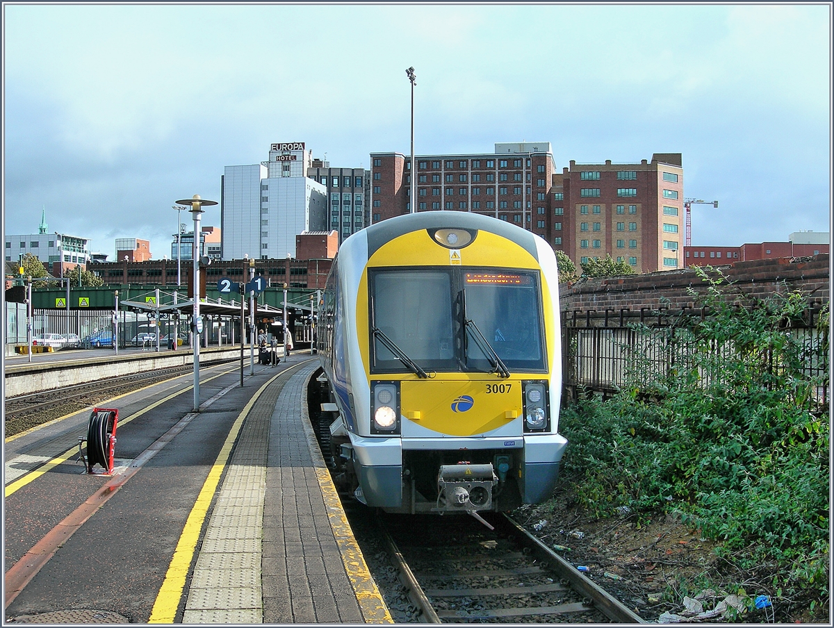 In Belfast Victoria Station steht auf Gleis 1 der NIR Dieseltriebzug 3007 vor der Kulisse des Hotel Europa. 
24. Sept. 2007