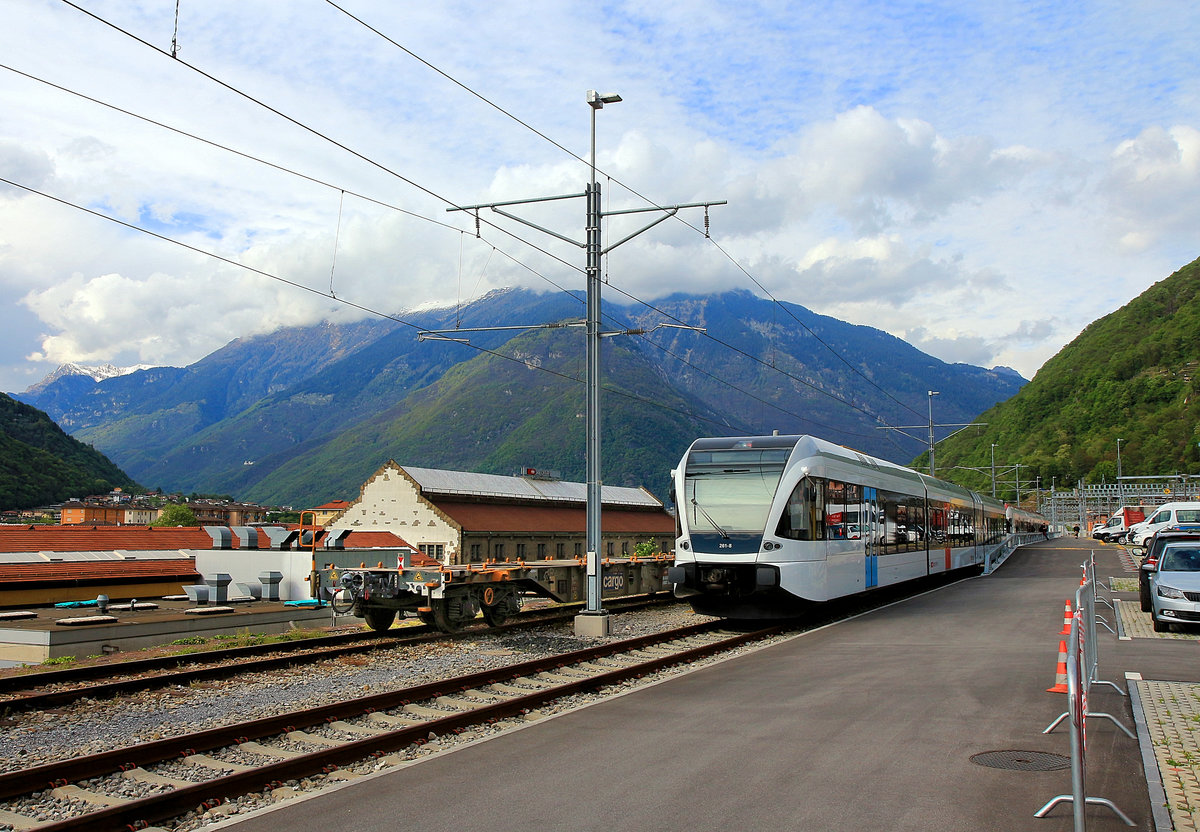 In Bellinzona steht der GTW 2/8 261 in den Farben von Thurbo. Daneben ein Kupplungswagen mit der für die Ueberfuhr des GTW notwendigen Kupplung. 4.Mai 2019  