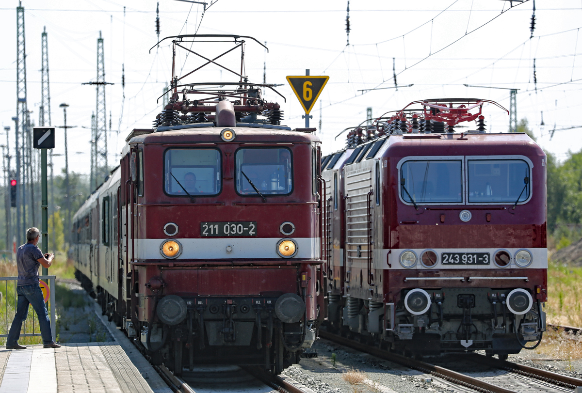 In Bergen auf Rügen fährt die Lok 211 030 mit einem STÖRTEBEKER EXPRESS aus Ilmenau an den Bahnsteig 4, daneben steht mit der Lok 243 931 ein zweiter  STÖRTEBEKER EXPRESS, der zuvor von den Bahnsteiggleisen weggesetzt wurde und wie es immer so ist, findet sich in letzter Sekunde jemand der mit auf’s Bild möchte. - 07.07.2018
