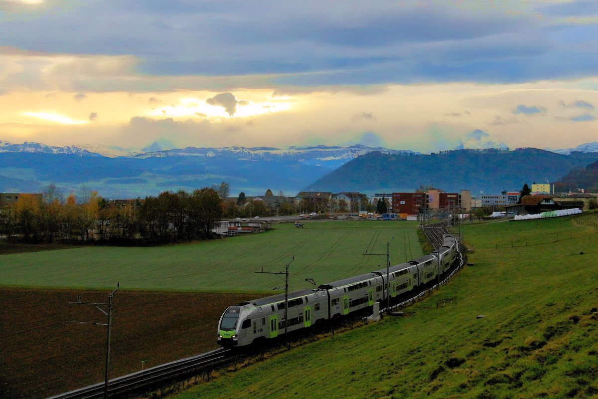 In den Bergen tobt ein heftiger Föhnsturm, die Wolkenschleier um die Berge verheissen nichts Gutes. Unter dem unheimlichen Spiel von Wolkenfetzen fahren zwei BLS-Triebzüge Serie 515  Mutz  Richtung Bern. Kehrsatz, 21.November 2016 