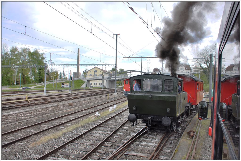 In der Bergstation in Rorschach (da wo der Berg beginnt) macht sich Lok Rosa bereit für die Bergfahrt nach Heiden. (28.04.2016)