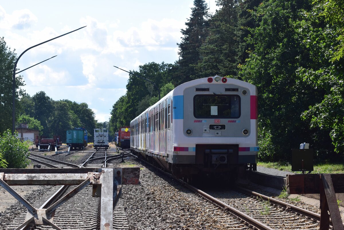 In Berlin Spandau auf dem Gelände der HVLE befand sich am 20.7.2023 ein 472 061 der Hamburger S-Bahn. Dieser Zug trägt eine Vollbeklebung der Digitalen Schiene Deutschland / Sensors4Rail.

Berlin 20.07.2023