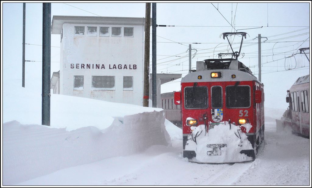 In Bernina Lagalb kreuzen wir den R1632 mit ABe 4/4 III 652  Brusio  und das Schneegestöber nimmt weiter zu. (05.02.2014)