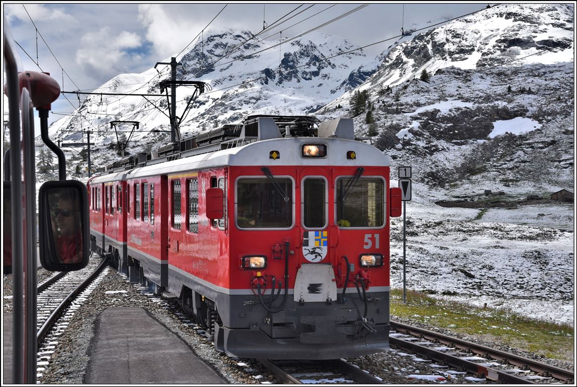In Bernina Lagalb kreuzt uns R1636 mit ABe 4/4 III 51  Poschiavo  und 54  Hakone  nach St.Moritz. (09.06.2020)