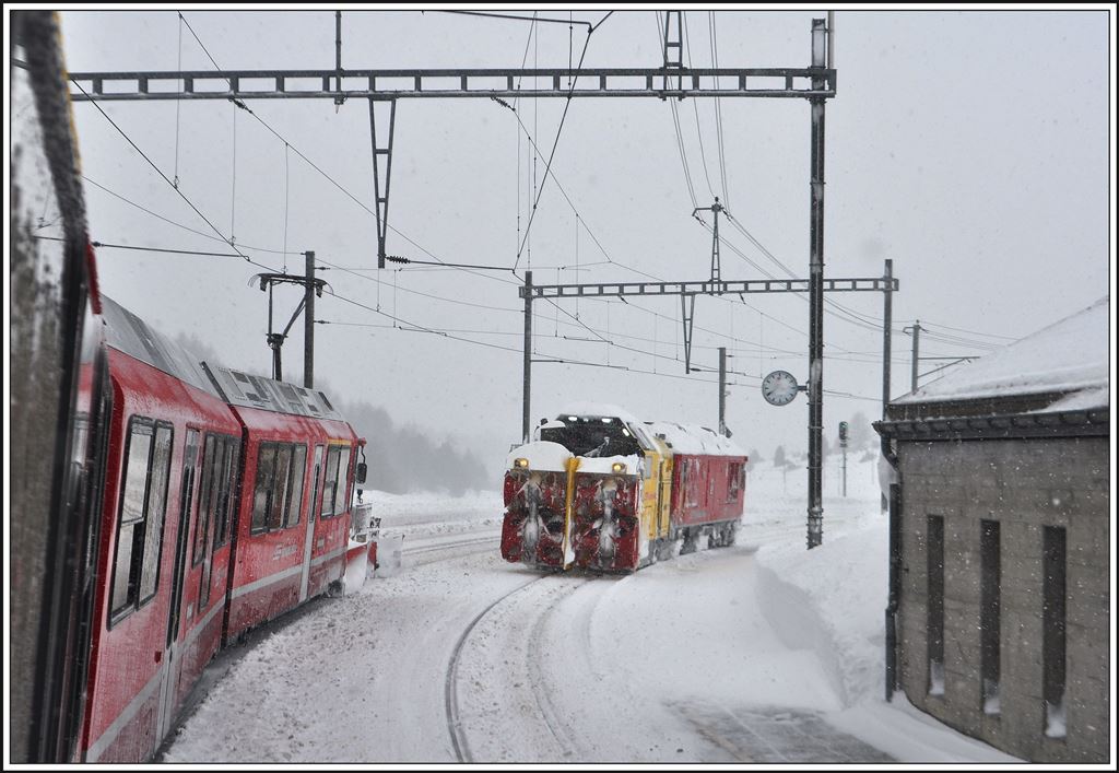 In Bernina Suot kommt uns wieder die Xrot 95403 mit der Gem 4/4 802 entgegen. (05.02.2014)