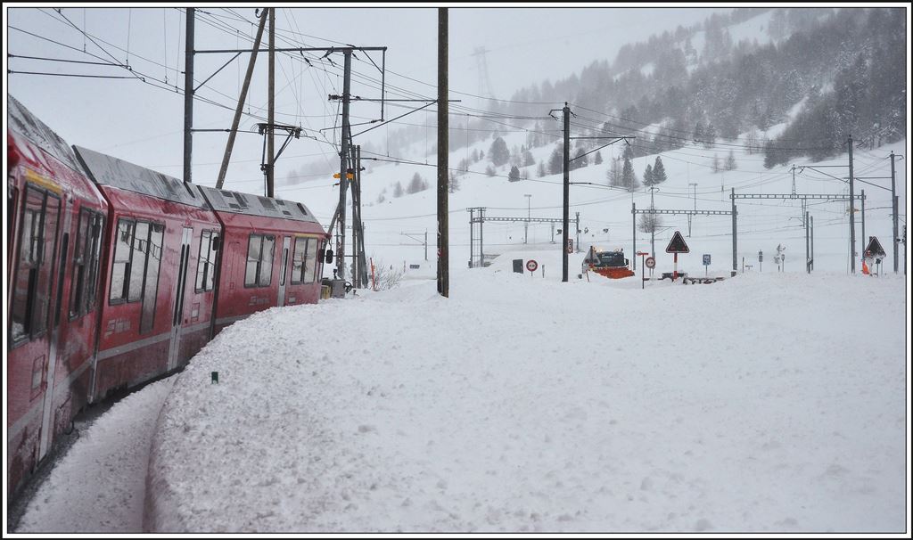 In Bernina Suot wird ein weiteres Mal die Bernina-Passstrasse gekreuzt. (05.02.2014)