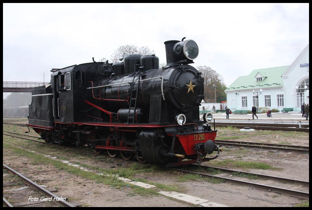 In Berschad steht abends am 10.10.2016 bereits die vierfach gekuppelte HR 280 Schmalspurlok für einen Einsatz am nächsten Tag bereit.