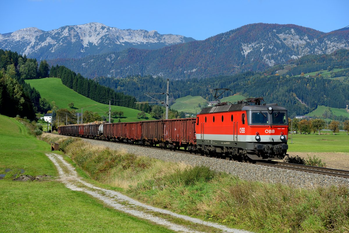 In besten Pflegezustand zeigte sich am 30. September 2017 die 1144.206, als ich sie mit dem umgeleiteten G 54703 nach Graz Verschiebebahnhof zwischen Windischgarsten und Spital am Pyhrn aufnehmen konnte.