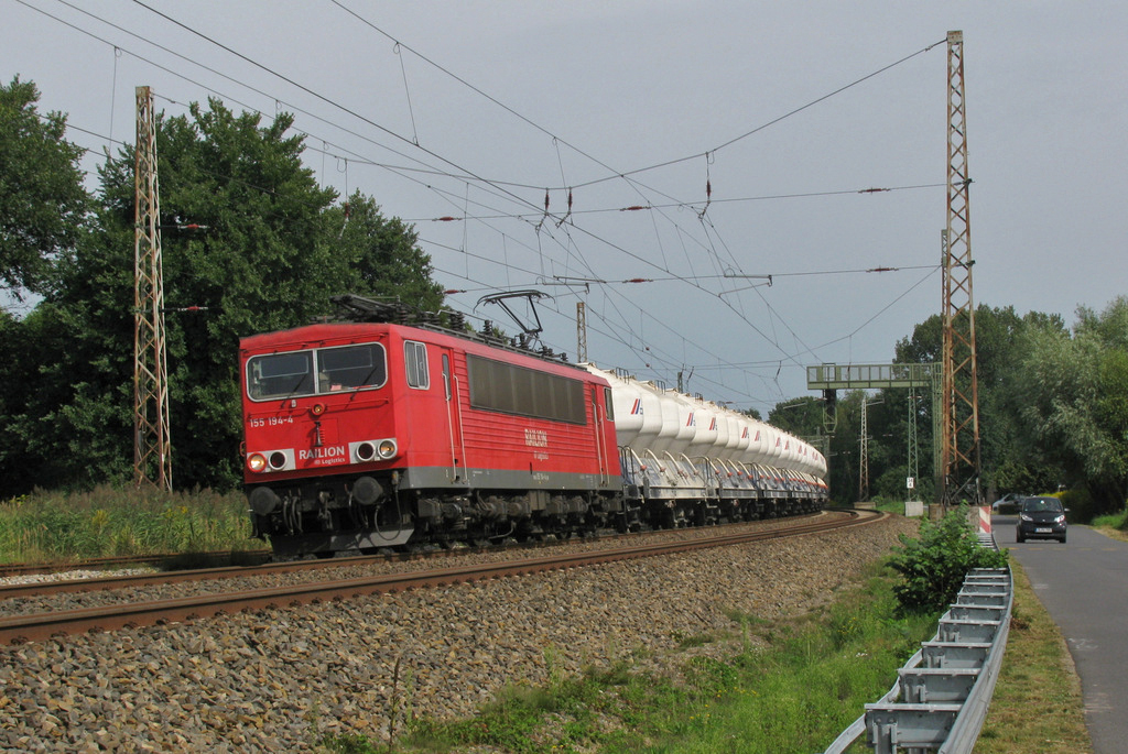 In Bestensee legen sich auch die lustig aussehenden 'Rüssel-Zementwagen' mit der 155 194-4 fotogen in die Kurve. Der Zug ist unterwegs in Richtung Tschechien. 20.08.12
