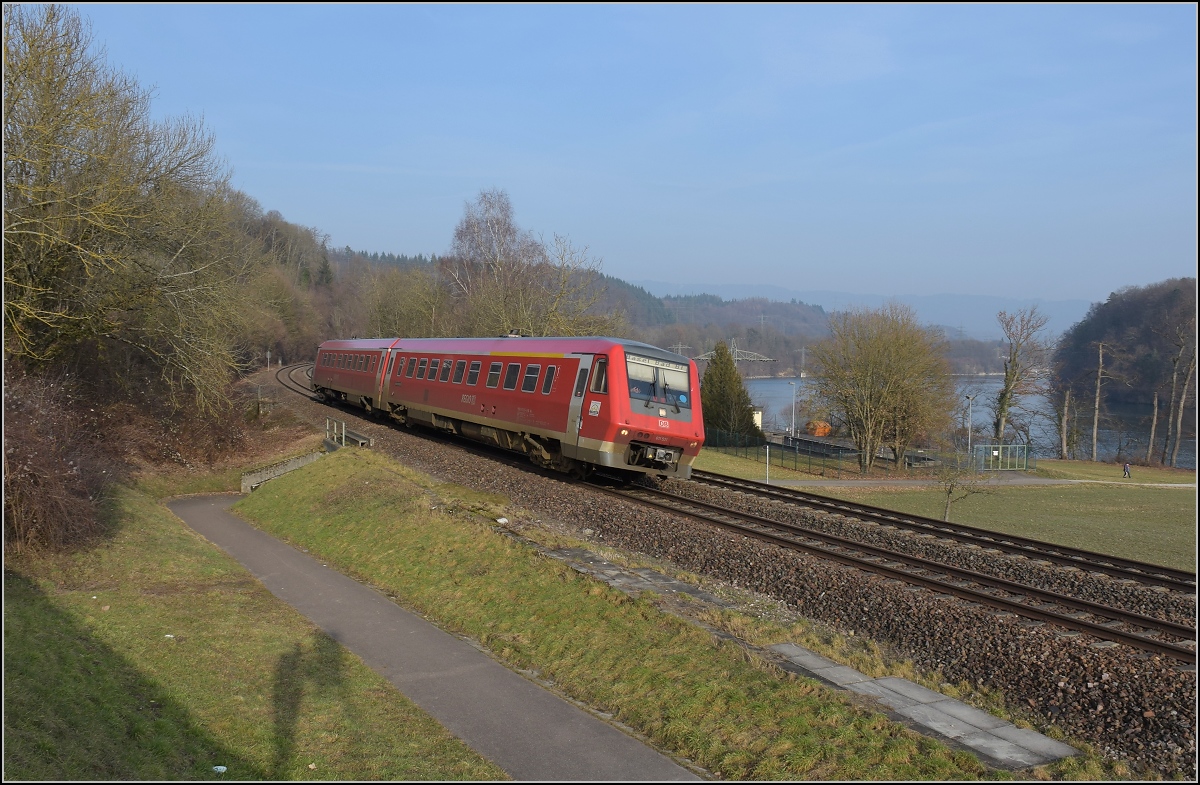 In Beuggen verbeugt sich 611 031 bei Höchstgeschwindigkeit vor dem Rhein. Februar 2017.