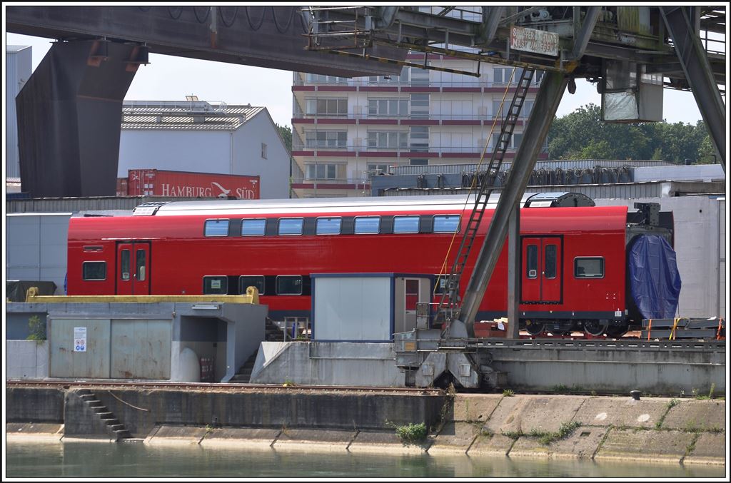 In Birsfelden Hafen entdecke ich zwei Doppelstockwagen. Es handelt sich vermutlich um Zwischenwagen der Moskauer Flughafen S-Bahn, die von Stadler geliefert werden. (04.09.2014)