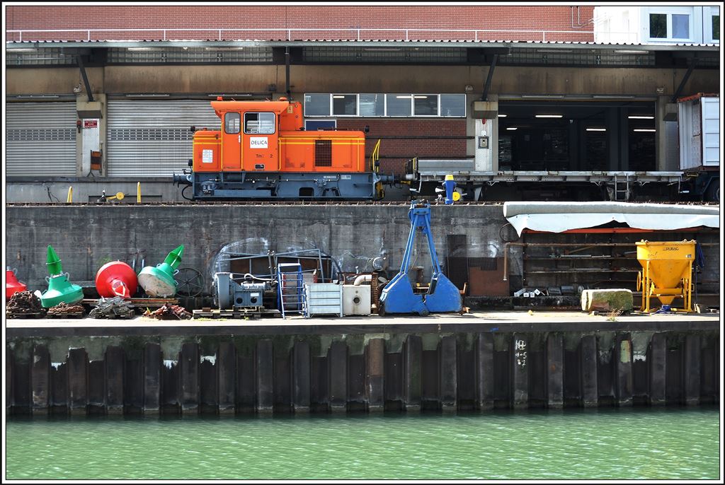 In Birsfelden Hafen kann man auf der Durchfahrt so manche Rangierlok entdecken. DELICA 237 824-8  (04.09.2014)