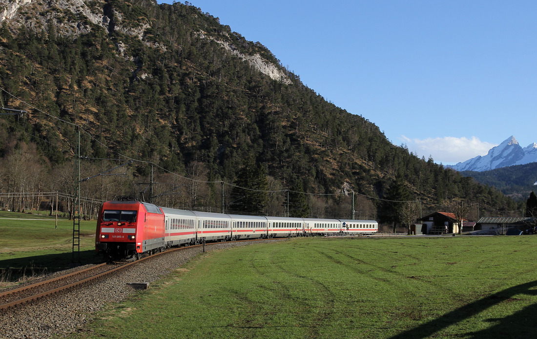 In Bischofswiesen, genauer im Bereich  Eisenrichter , wurde der mit 101 085 bespannte IC  Königssee  fotografiert.
Aufnahmedatum: 4. April 2018