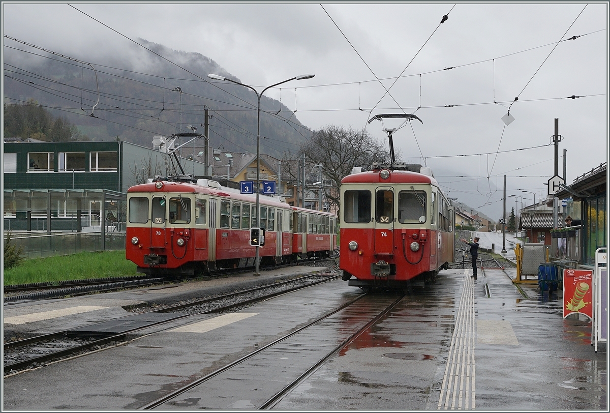 In Blonay warten die beiden BDeh 2/4 75 (mit Bt) und 74 auf ihre nächsten Einsätze.
13. April 2016
