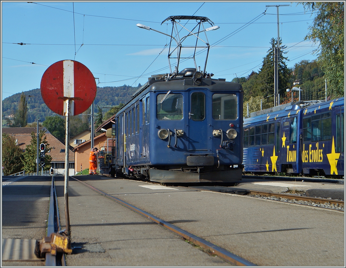 In Blonay werden die Weichen geputzt und der MOB BDe 4/4 3004 ziehet mit seinem Flachwagen dafür von Weicher zu Weiche. Der Entgleisungsschuh mit dem Sperr-Signal links im Bild markiert die Grenze zwischen der B-C und der CEV. 
  
14. Okt. 2014