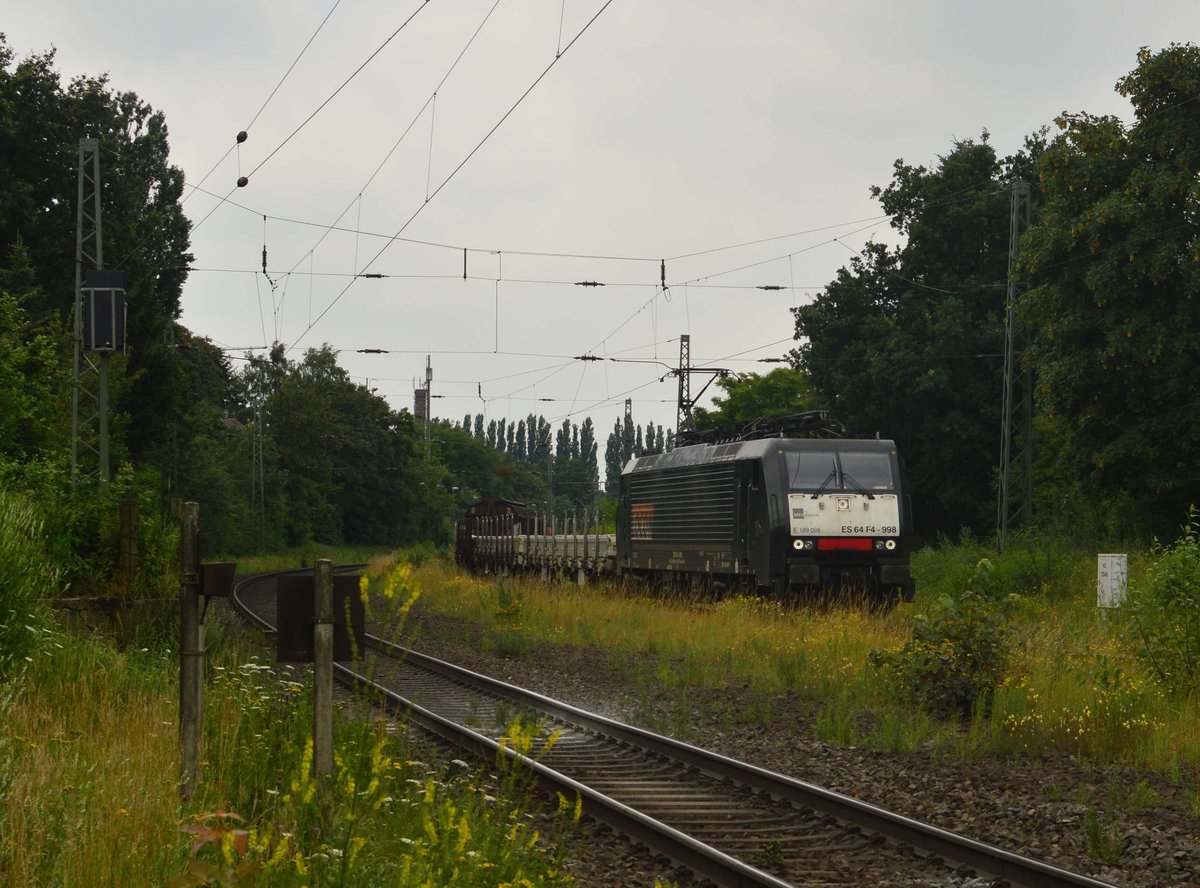 In Boisheim kommt die MRCE für LOCON fahrende ES 64 F4-998 mit einem Aluzug auf dem Ausweichgleis gen Dülken fahrend daher. Er muss einen ICE der in Richtung Venlo unterwegs ist passieren lassen, da die Strecke zwischen Kaldenkirchen und Dülken eingleisig ist. 16.7.2016