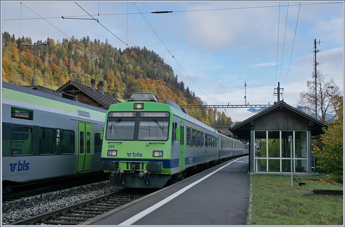 In Boltigen kreuzen sich ein RE nach Zweimmen und ein Regionalzug nach Bern. Der RE verkehrte damals noch mit zwei BLS EW I/II.

22 Okt. 2019