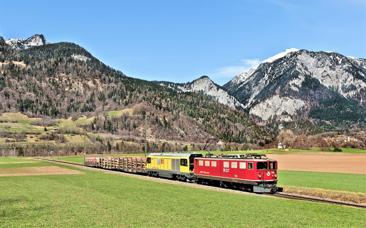 In Bonaduz fahren die Ge 6/6 II 706 und die Gfm 4/4 23402 (Schalkereisenhütte) mit einem geringen Güterzug vorüber.Bild 6.4.2018