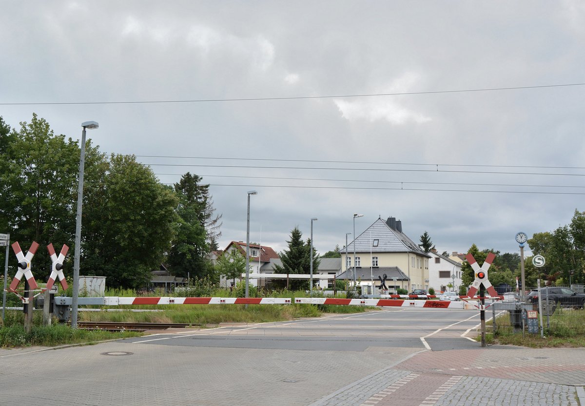 In Borgsdorf entdeckte ich dann endlich einen alten WSSB Bahnübergang. Ich konnte es kaum erwarten das sich die Schranekn senkten und der Bahnübergang klingelte.

Borgsdorf 19.07.2016