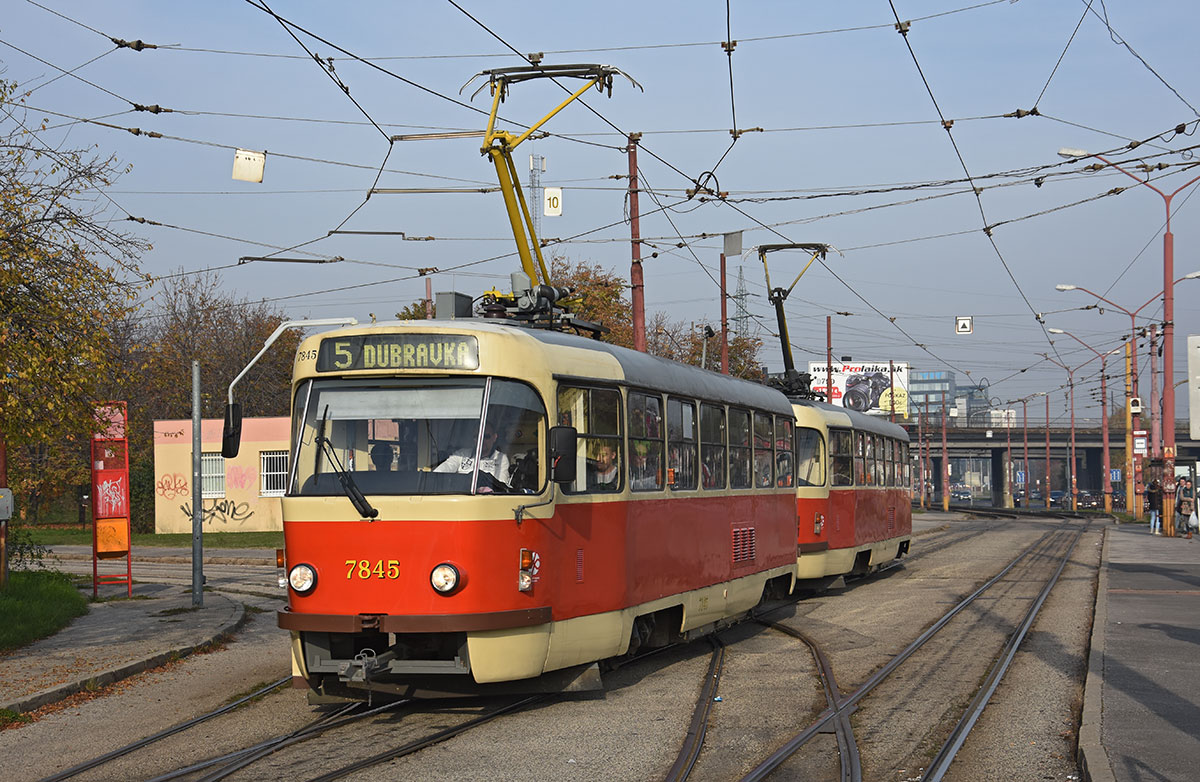 In Bratislava sind am Werktag noch genug Tatras unterwegs, wie, aber immer mehr Skoda sind mittlerweile anzutreffen!

ČKD T3G 7845 + 7846 als Linie 5, Rračianska, 06.11.2015. 